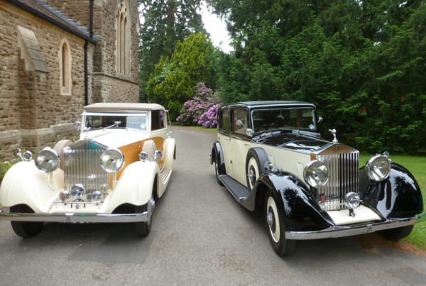 Classic Vs Modern: Which Wedding Car to Hire